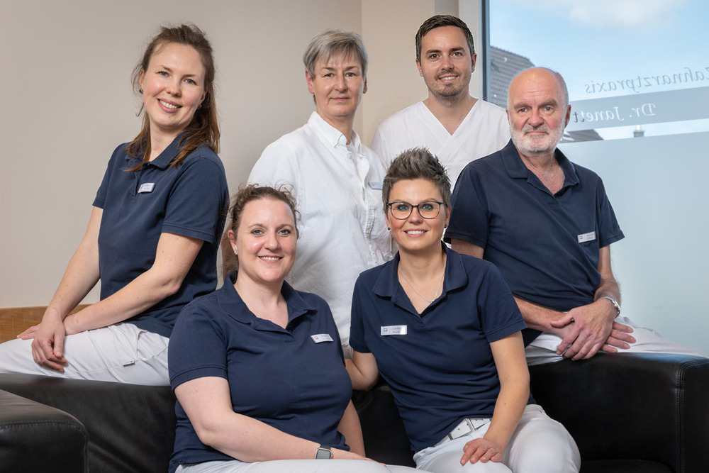 Johann-Pahl_Zahnartzpraxis_team_2026 https://zahnarzt-beelitz.de/wp-content/uploads/2026/03/Johann-Pahl_Zahnartzpraxis_team_2026.png